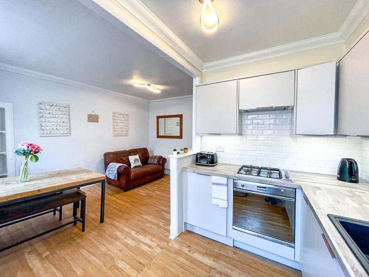 Rose Street's Hidden Treasure- 2bed Newly Refurbished *