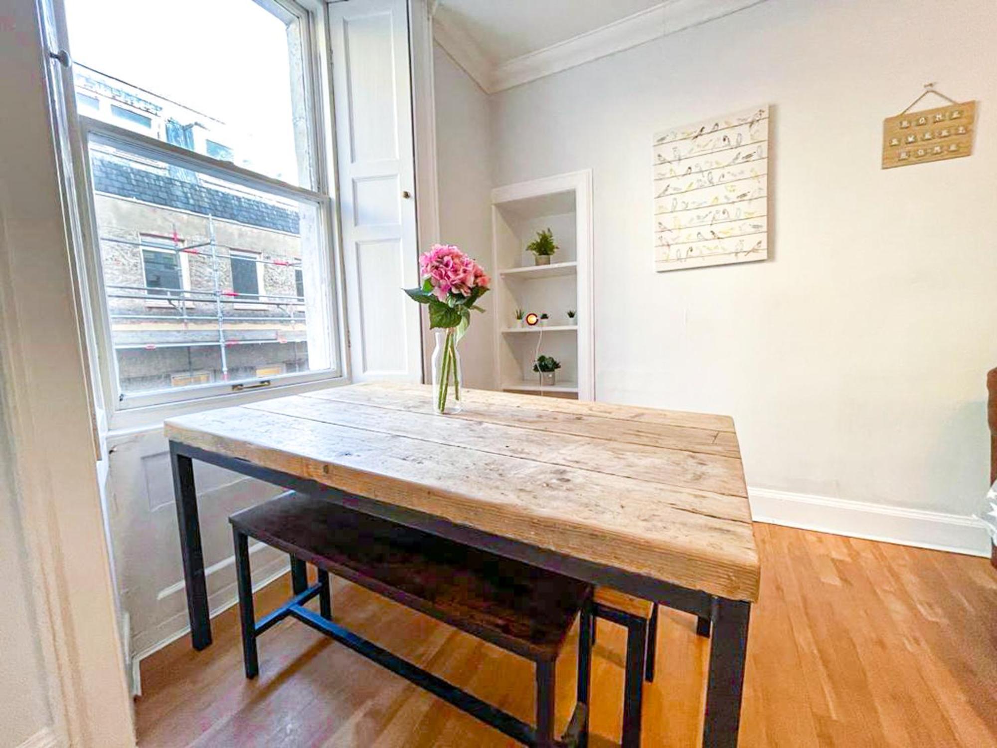 Rose Street's Hidden Treasure- 2bed Newly Refurbished Appartement