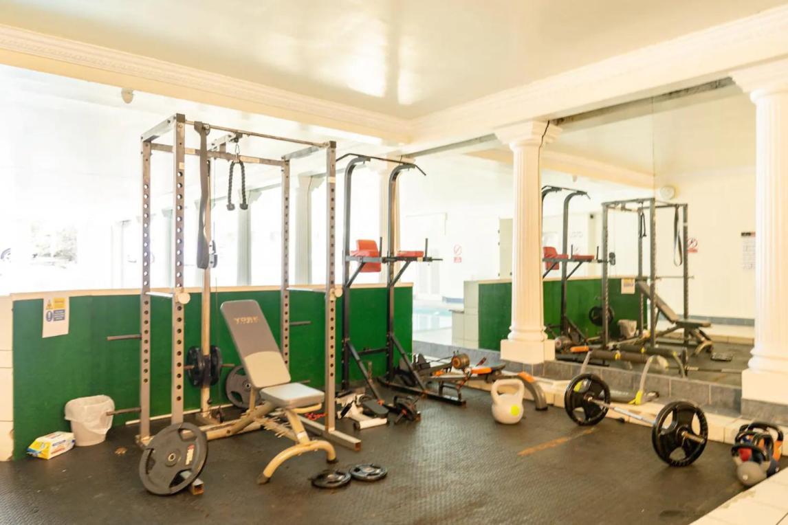 Bright 3 Bed Flat With Pool & Parking Appartement