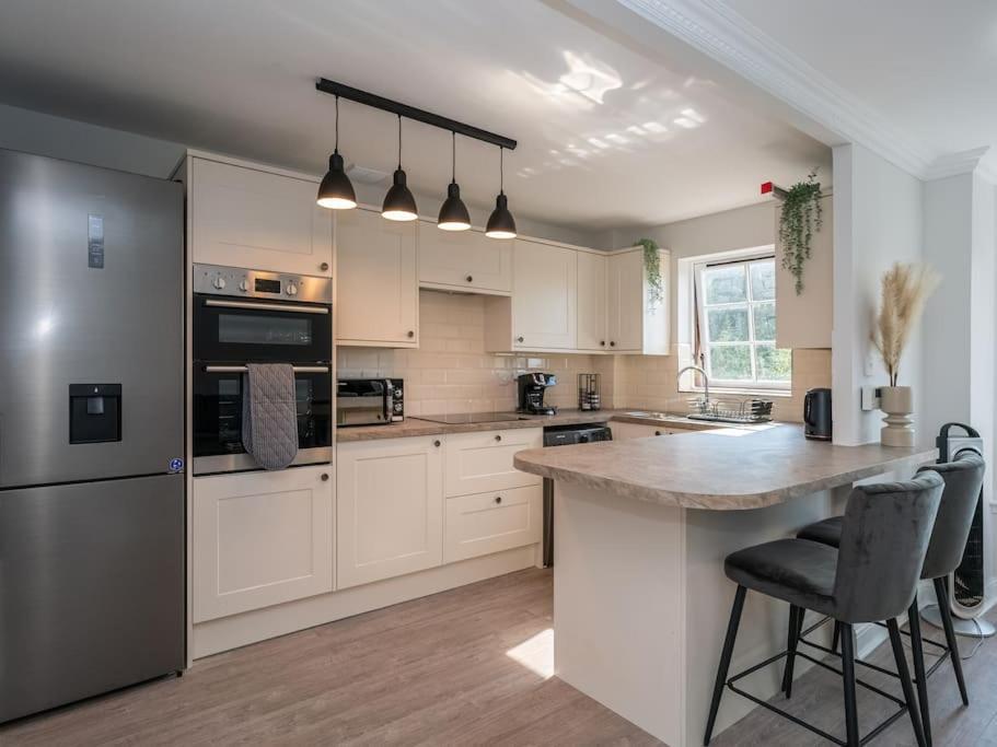 Luxury 2bed 2bath Flat In City Centre- Free Parking! *