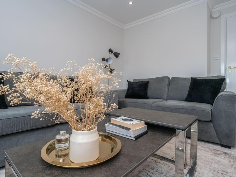 Luxury 2bed 2bath Flat In City Centre- Free Parking! *