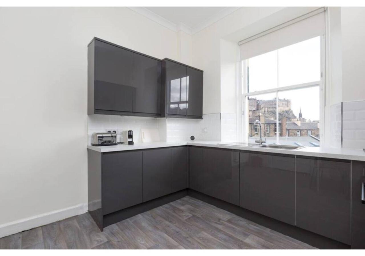 Joivy Spacious 3-bed Flat With Castle Views * Edinburgh