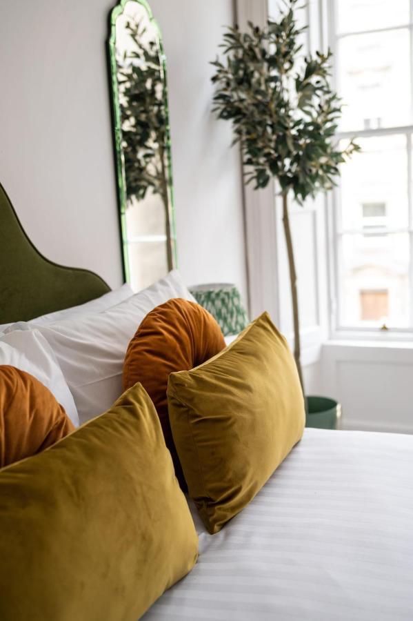 Luxury 3 Bedroom On Edinburgh's Royal Mile Apartment *