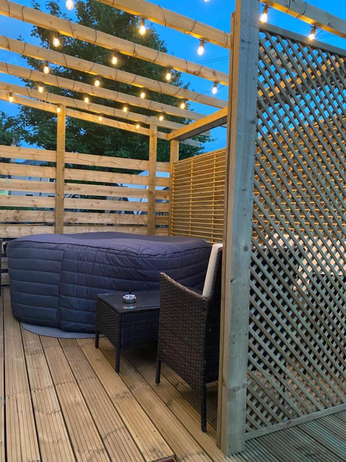 Lovely 3 Bed With Jacuzzi, Close To Airport, Driveway, Wifi Apartment