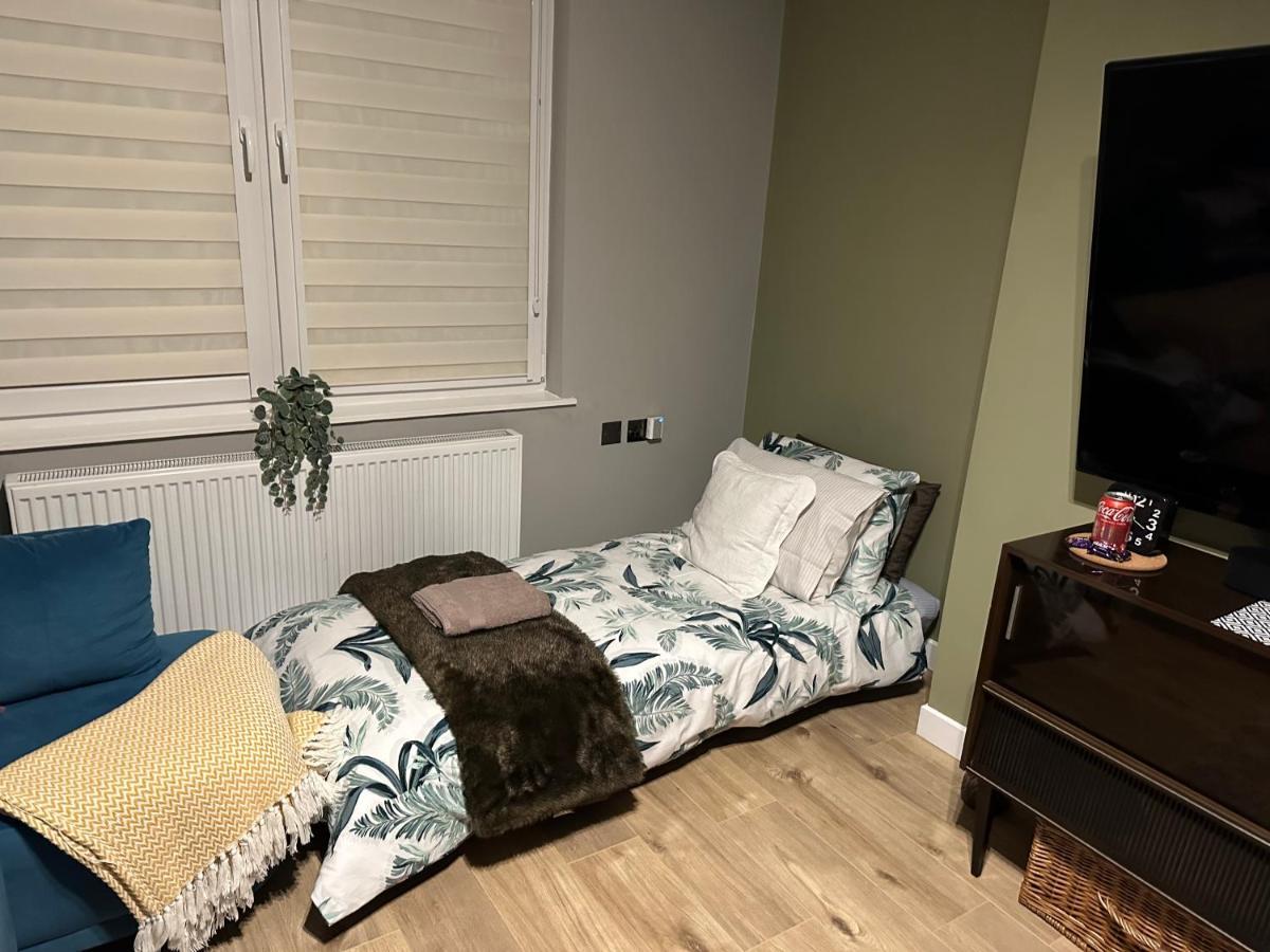 Lovely 3 Bed With Jacuzzi, Close To Airport, Driveway, Wifi Apartment Edinburgh