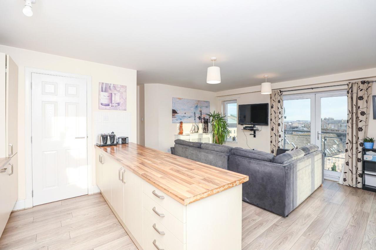 Waterfront Castle View 3 Bed Apartment EDI