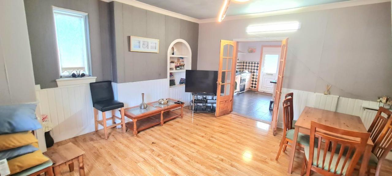 Beautiful 4 Bedroom - Free Parking *