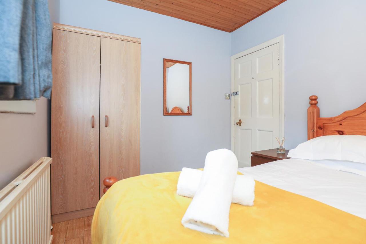 Beautiful 4 Bedroom - Free Parking Holiday home Edinburgh