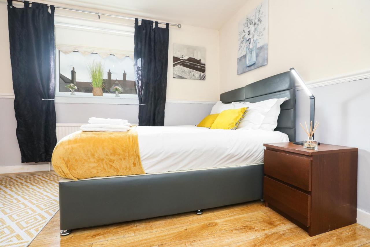 Beautiful 4 Bedroom - Free Parking * Edinburgh