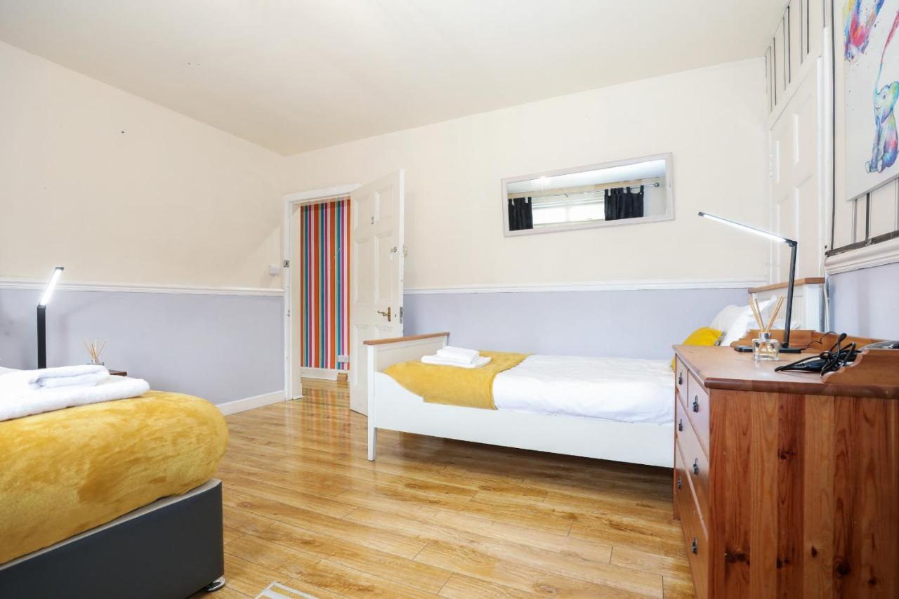 Beautiful 4 Bedroom - Free Parking *