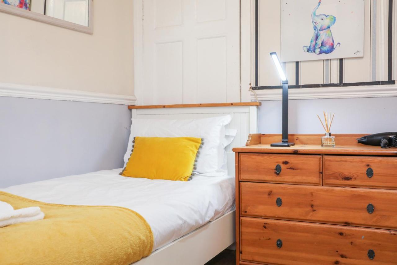 Holiday home Beautiful 4 Bedroom - Free Parking
