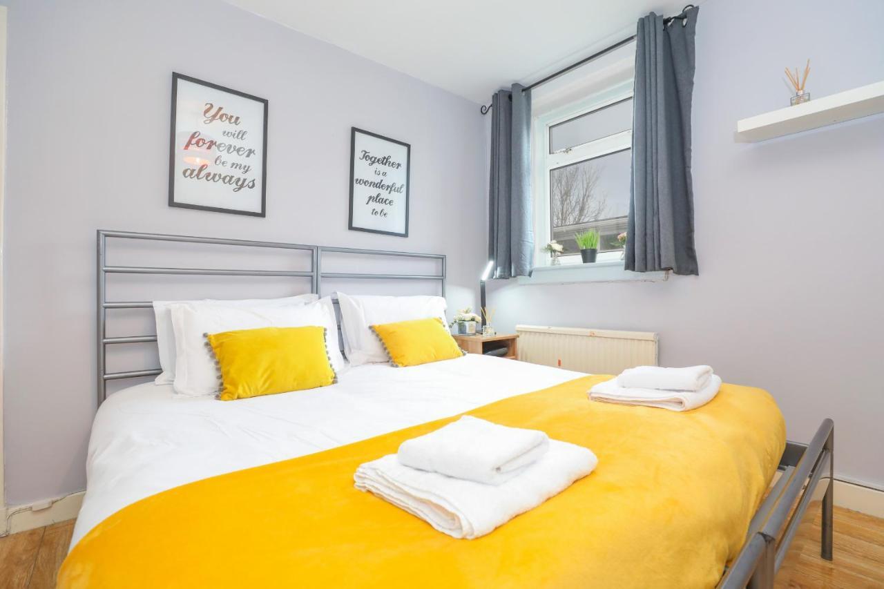 Beautiful 4 Bedroom - Free Parking *