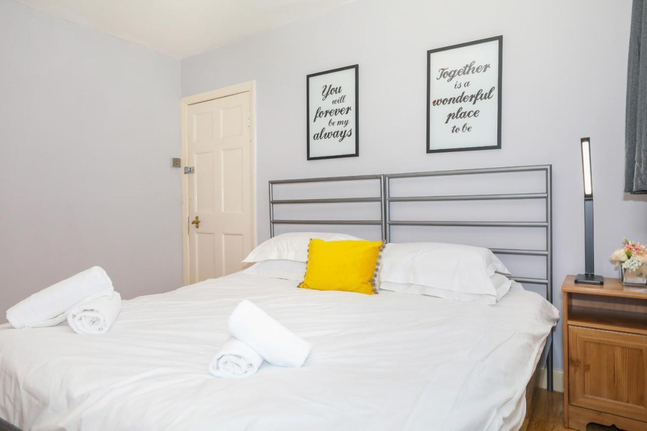 Holiday home Beautiful 4 Bedroom - Free Parking *