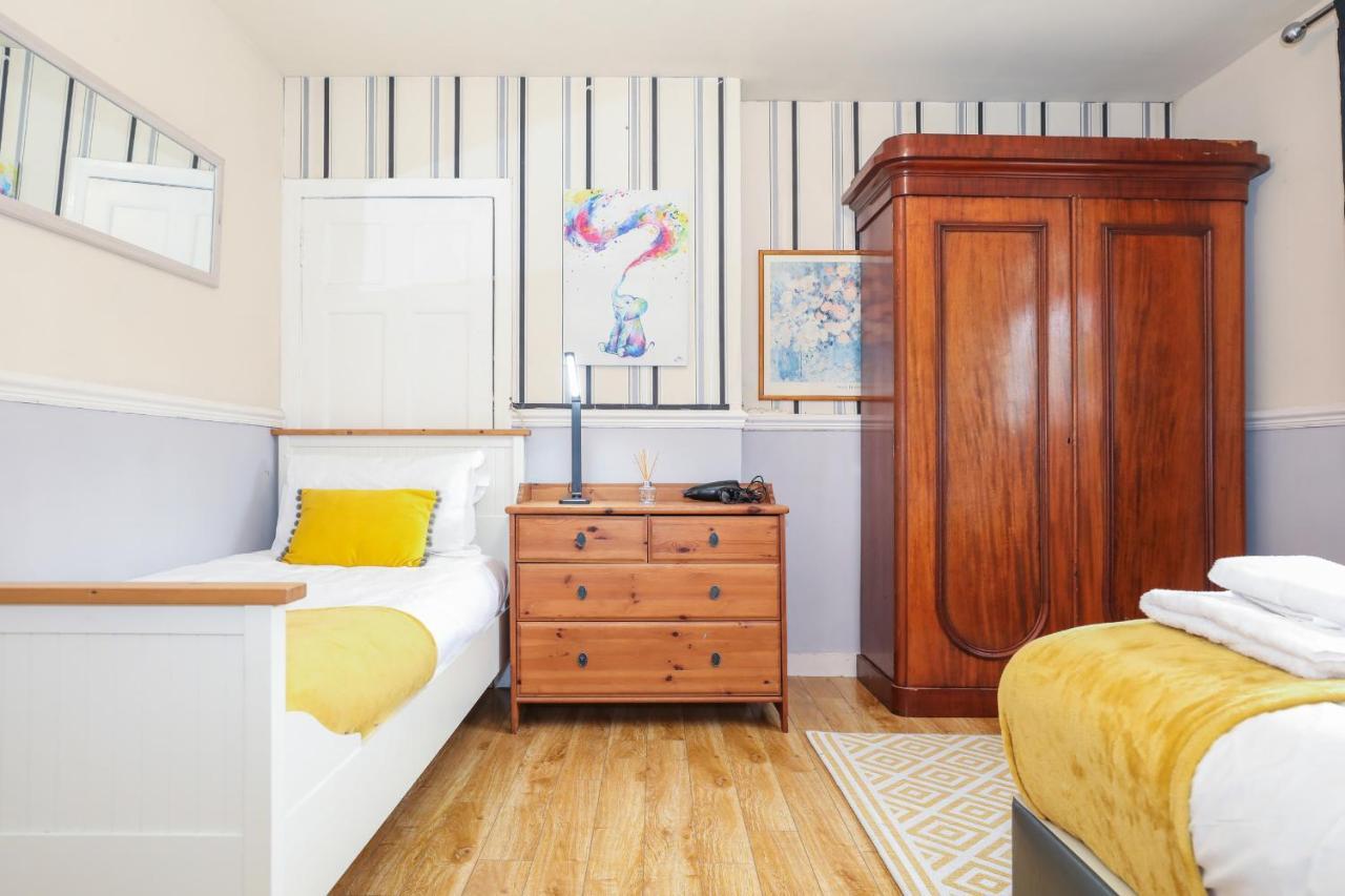 Beautiful 4 Bedroom - Free Parking Edinburgh