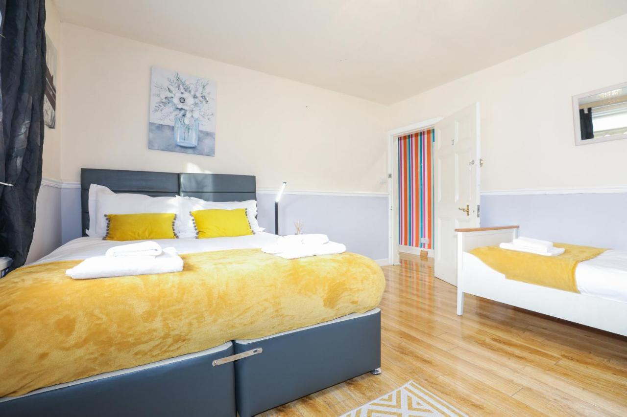 Beautiful 4 Bedroom - Free Parking *