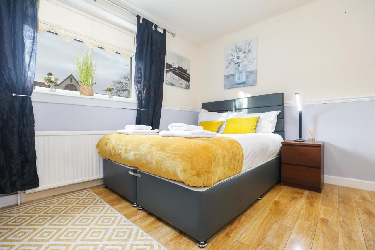 Beautiful 4 Bedroom - Free Parking Holiday home *