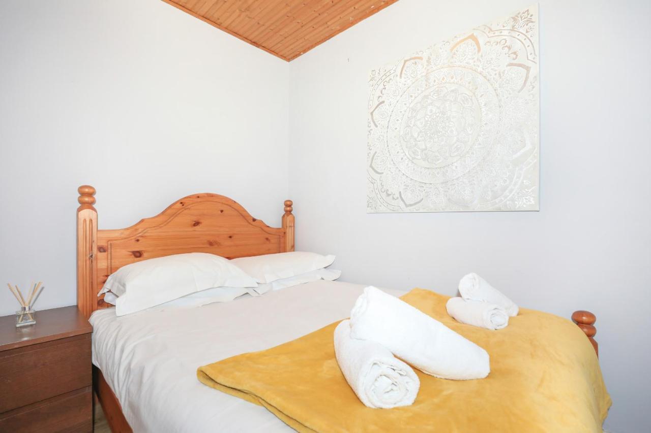 Beautiful 4 Bedroom - Free Parking Holiday home *