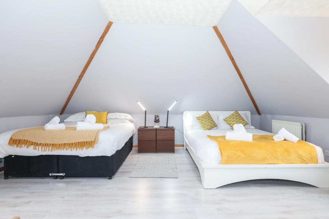 Beautiful 4 Bedroom - Free Parking Holiday home