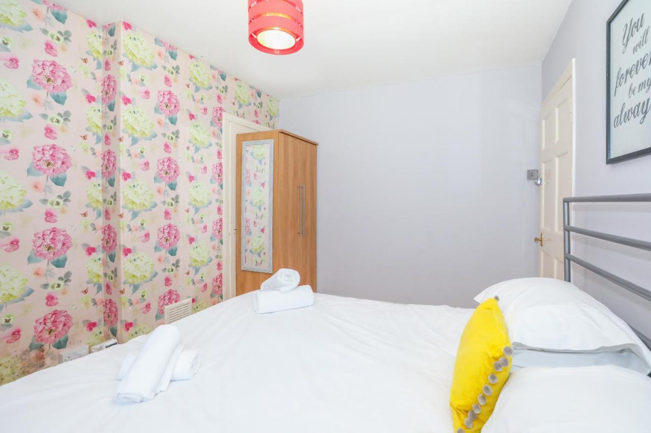 Beautiful 4 Bedroom - Free Parking Holiday home *