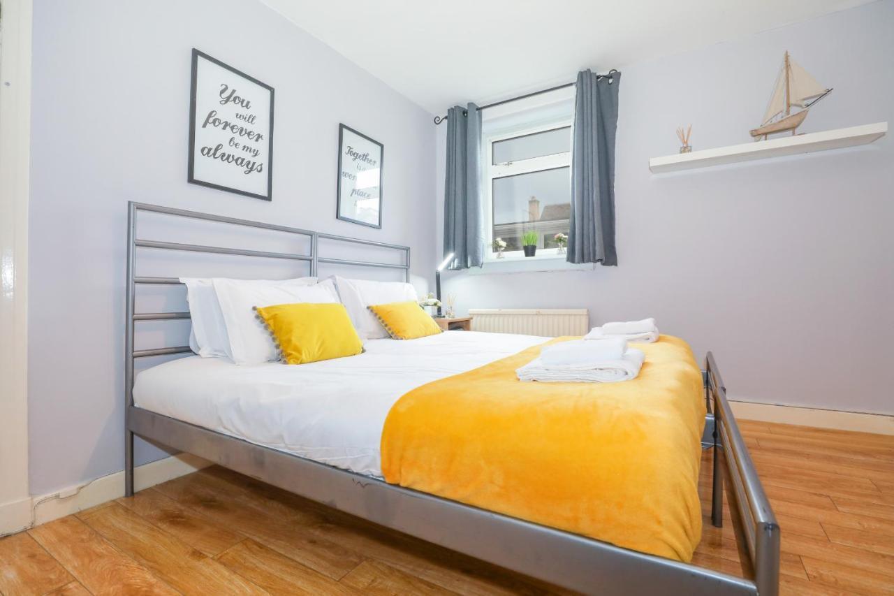 Beautiful 4 Bedroom - Free Parking *