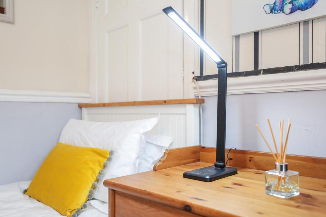 Beautiful 4 Bedroom - Free Parking Holiday home