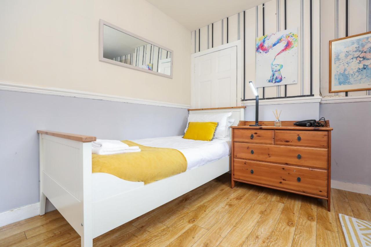 Beautiful 4 Bedroom - Free Parking * Edinburgh