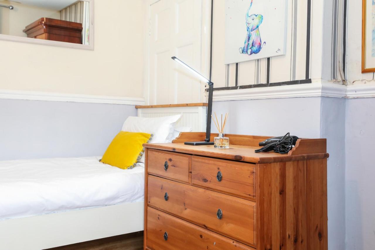 Beautiful 4 Bedroom - Free Parking *