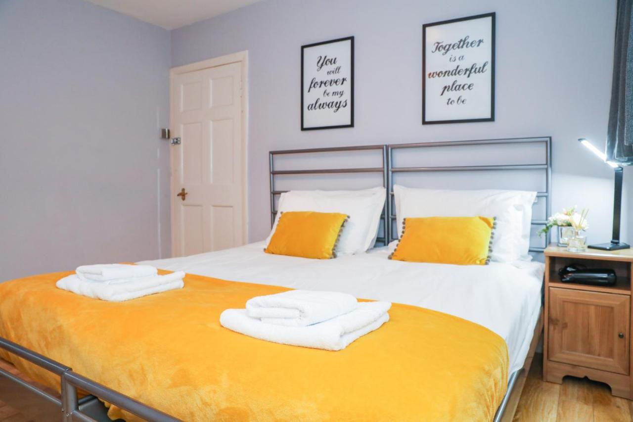 Beautiful 4 Bedroom - Free Parking Holiday home *
