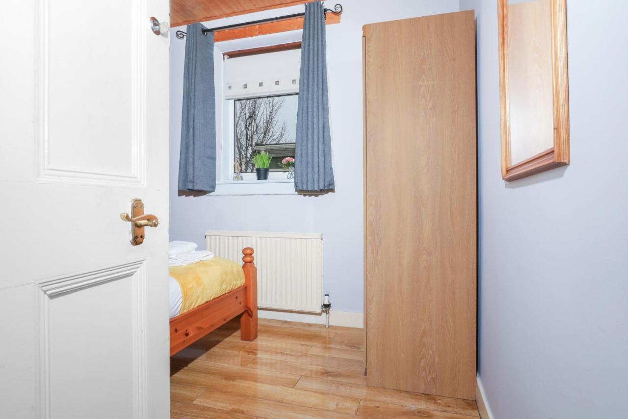 Beautiful 4 Bedroom - Free Parking Holiday home Edinburgh