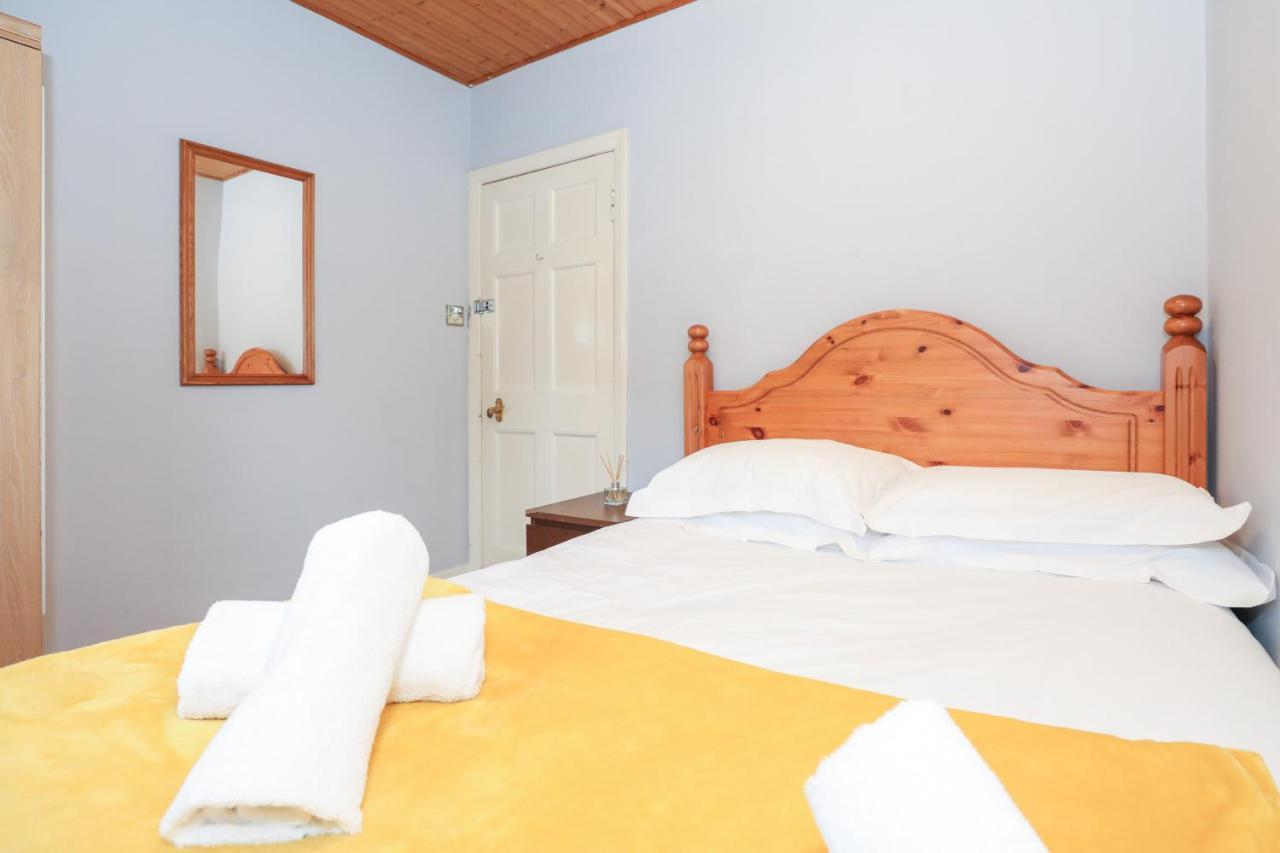 Holiday home Beautiful 4 Bedroom - Free Parking