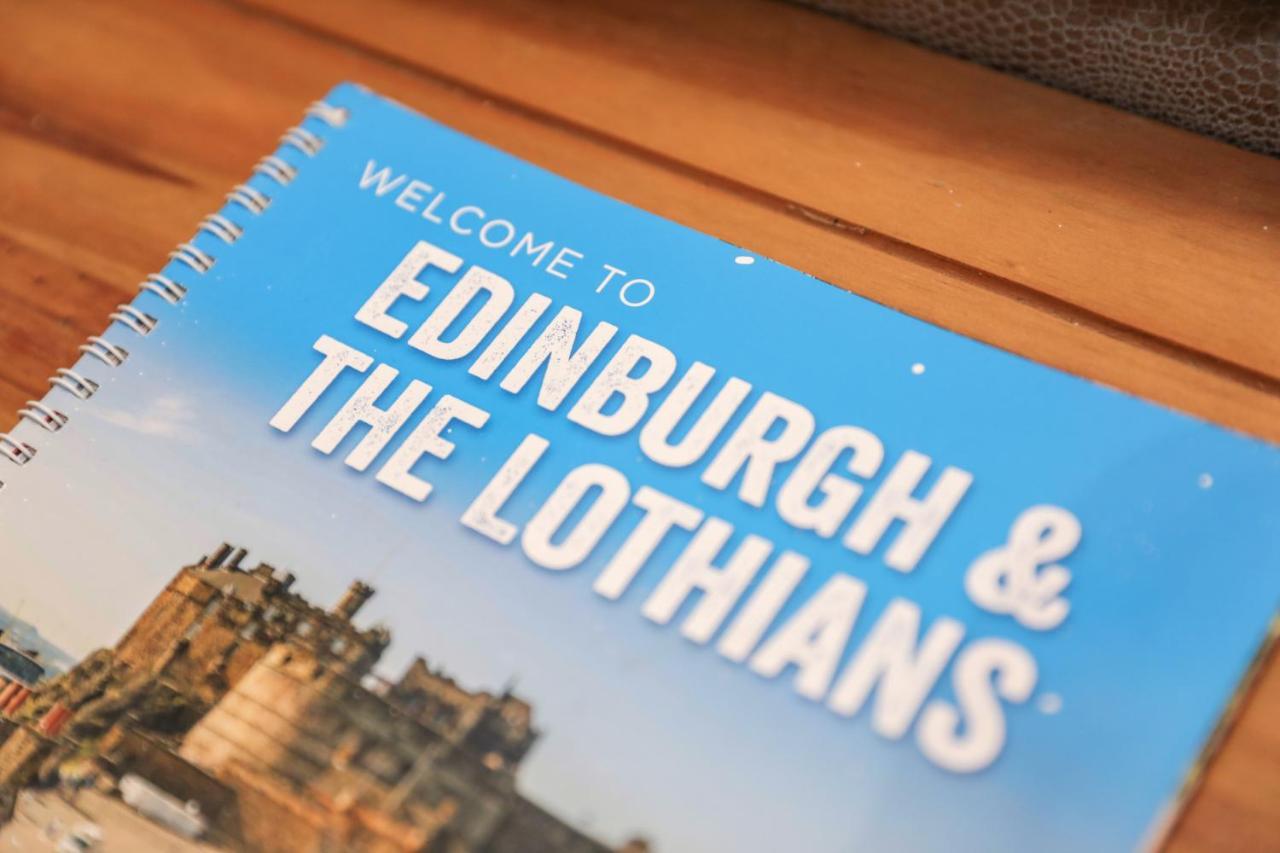 Beautiful 4 Bedroom - Free Parking Holiday home Edinburgh