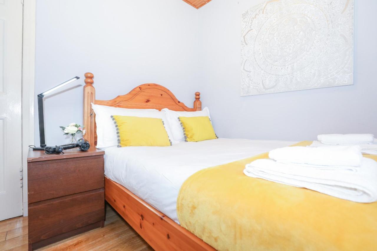 Beautiful 4 Bedroom - Free Parking