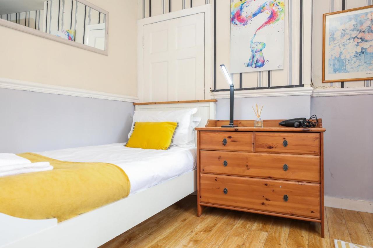 Beautiful 4 Bedroom - Free Parking Holiday home Edinburgh