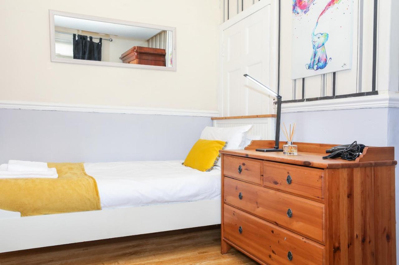 Beautiful 4 Bedroom - Free Parking