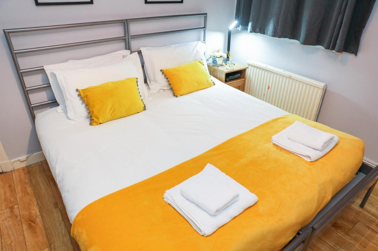Beautiful 4 Bedroom - Free Parking Holiday home Edinburgh