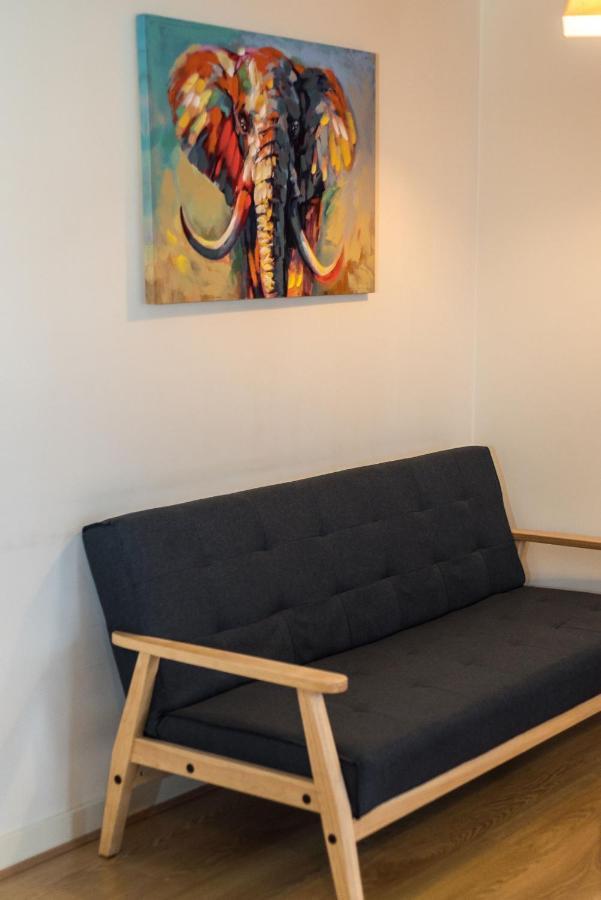 Elegant 2 Bedroom Centre - Free Parking - Private Balcony *