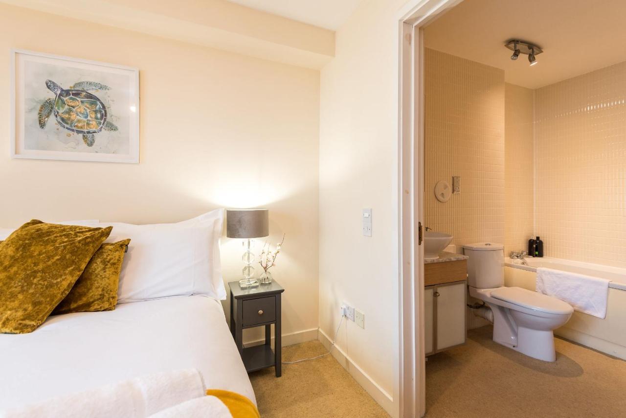 Elegant 2 Bedroom Centre - Free Parking - Private Balcony Apartment *