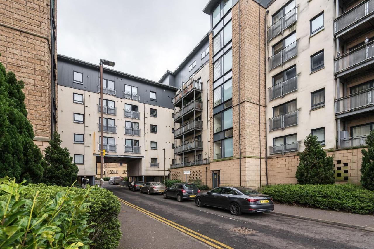 Elegant 2 Bedroom Centre - Free Parking - Private Balcony *