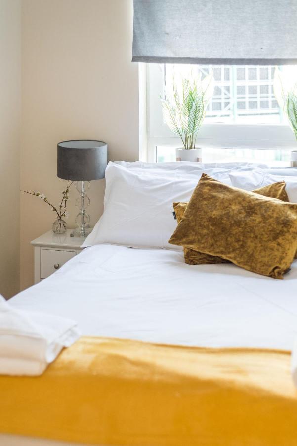Elegant 2 Bedroom Centre - Free Parking - Private Balcony Apartment Edinburgh