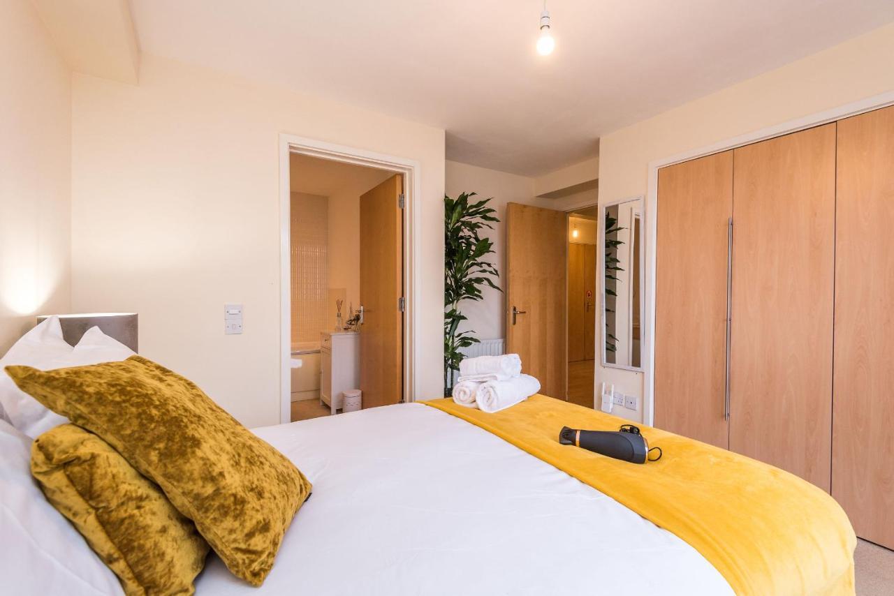 Elegant 2 Bedroom Centre - Free Parking - Private Balcony Apartment Edinburgh