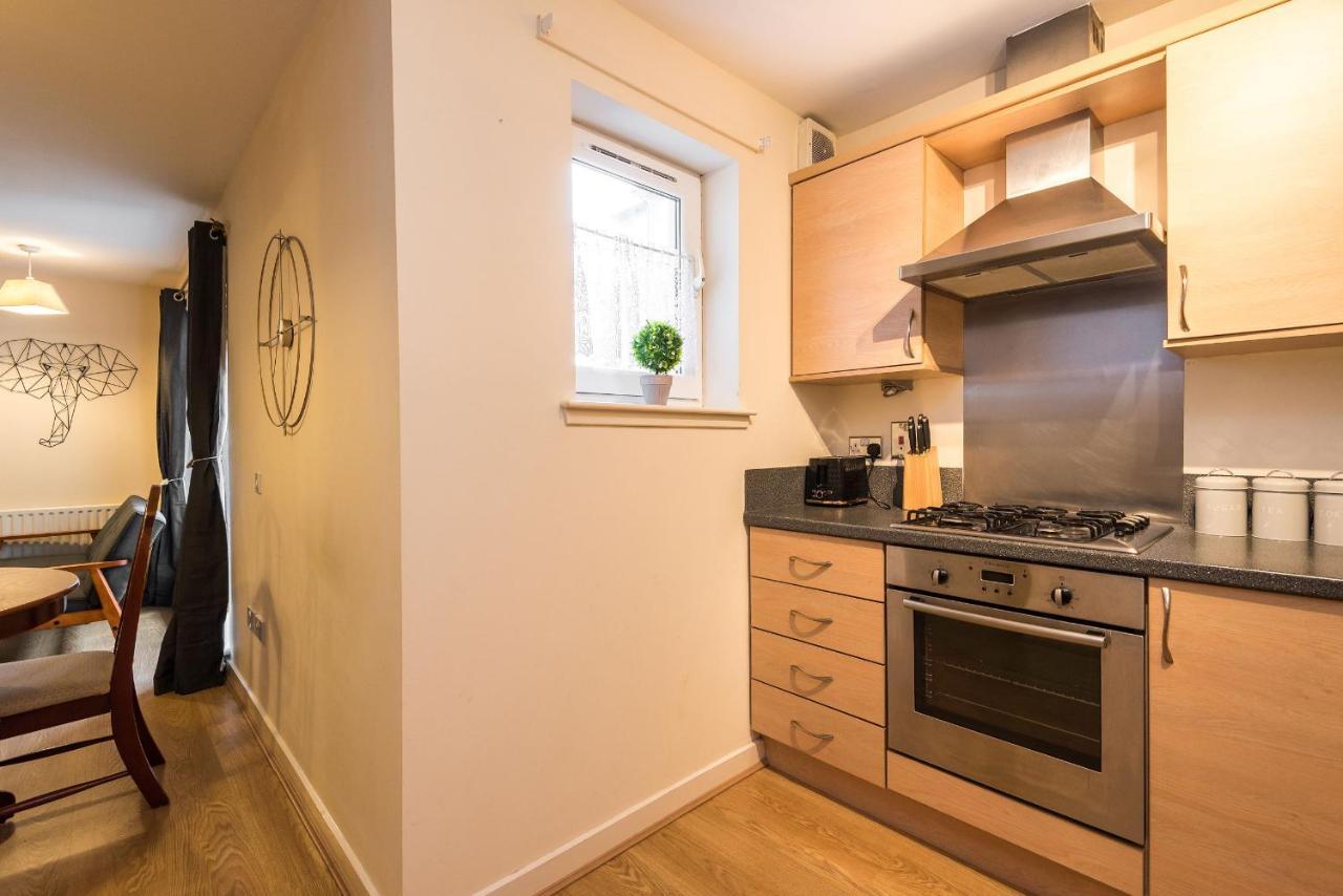 Elegant 2 Bedroom Centre - Free Parking - Private Balcony