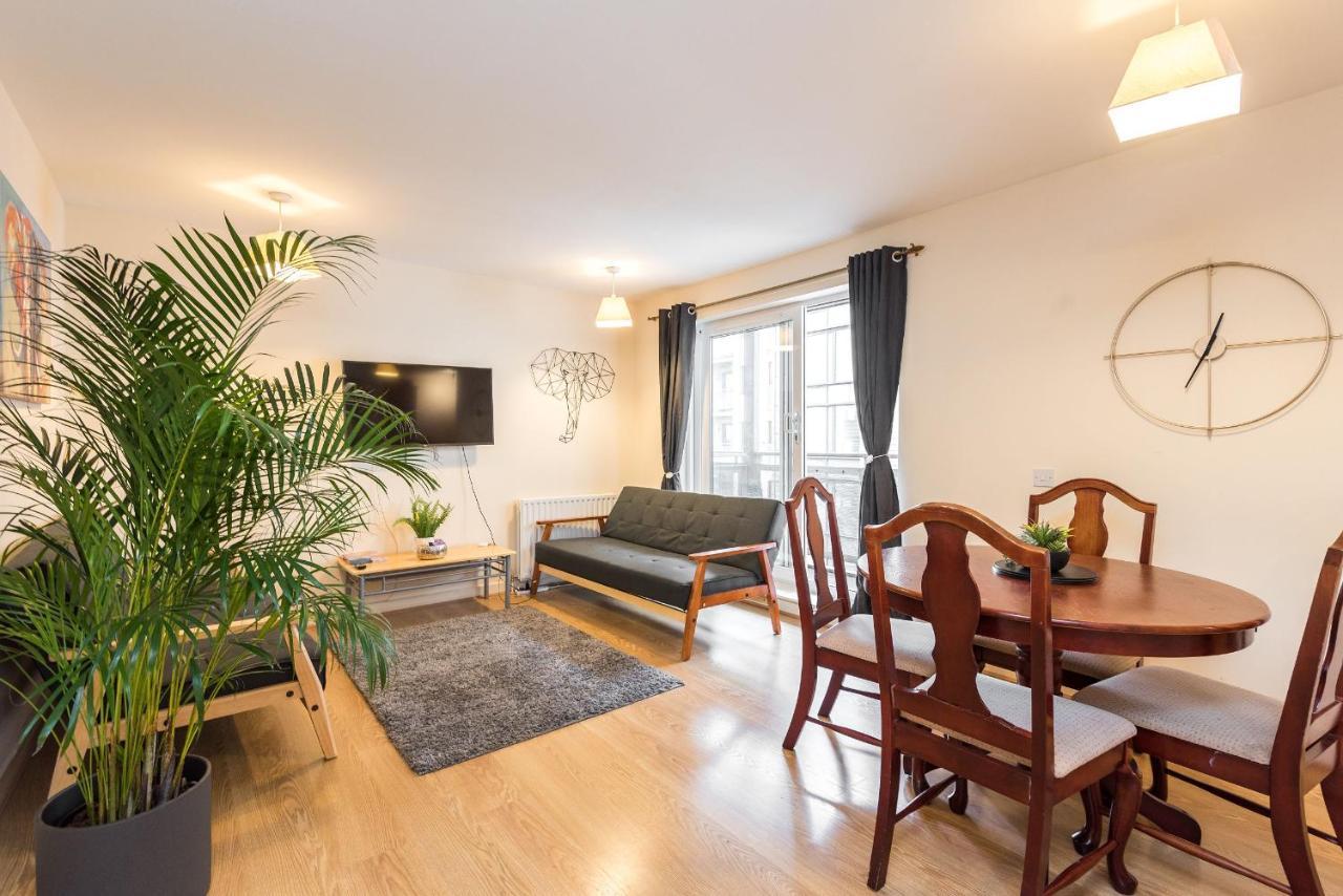 Elegant 2 Bedroom Centre - Free Parking - Private Balcony *
