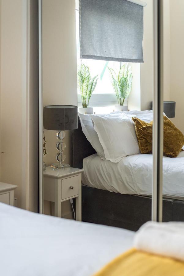 Elegant 2 Bedroom Centre - Free Parking - Private Balcony