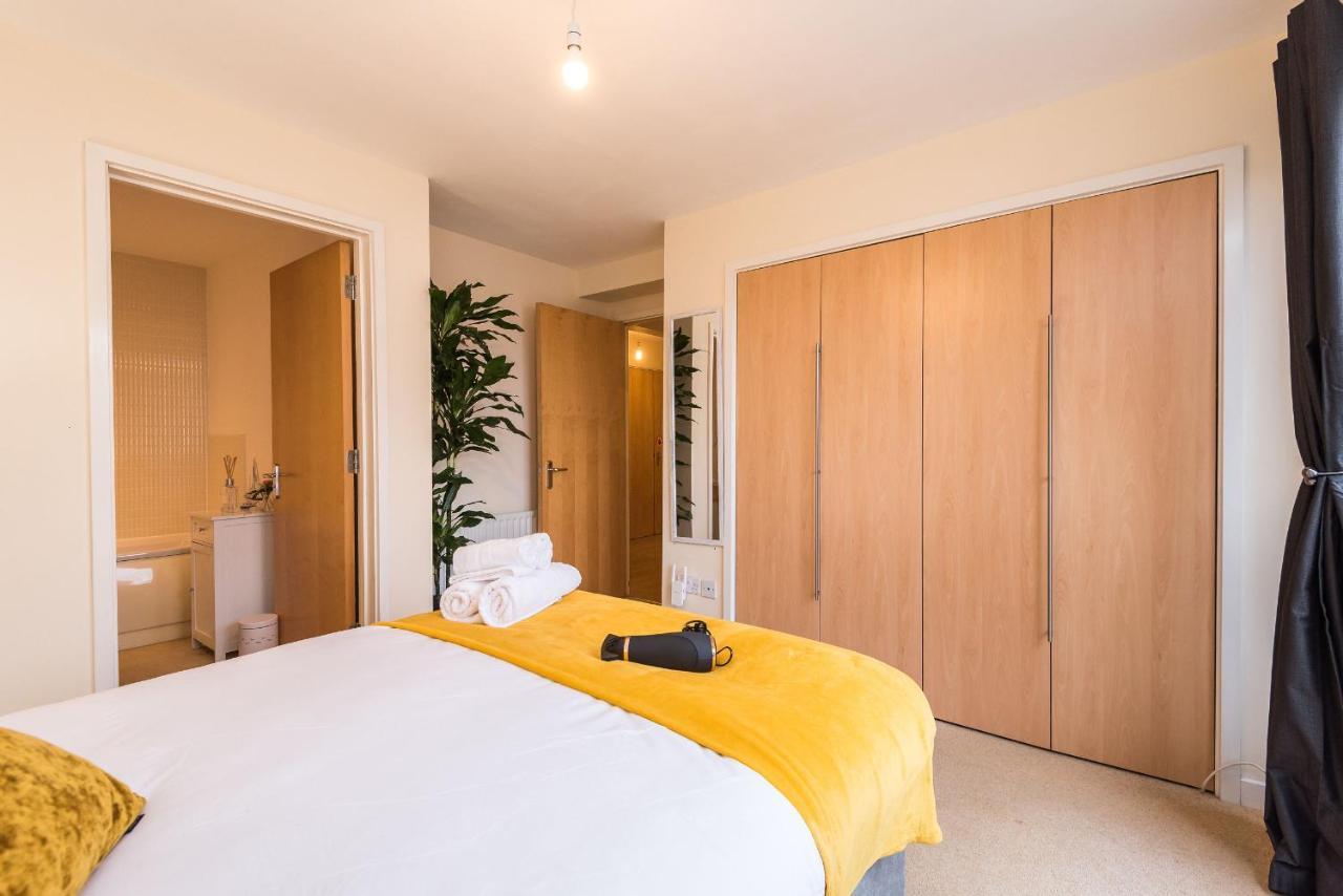 Elegant 2 Bedroom Centre - Free Parking - Private Balcony *
