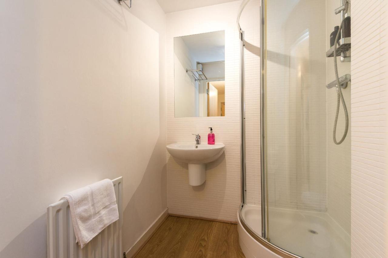 Elegant 2 Bedroom Centre - Free Parking - Private Balcony Apartment Edinburgh