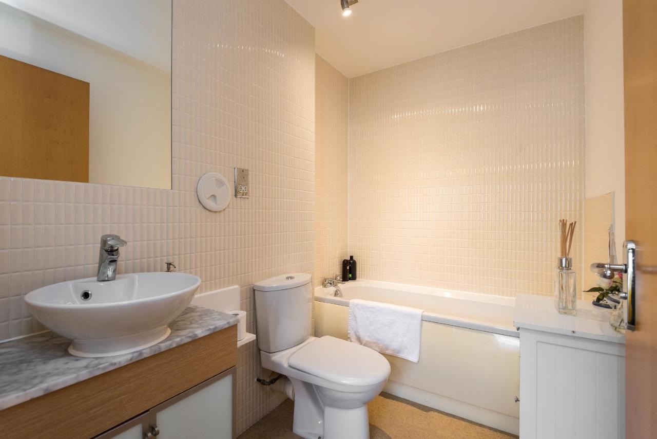 Elegant 2 Bedroom Centre - Free Parking - Private Balcony * Edinburgh