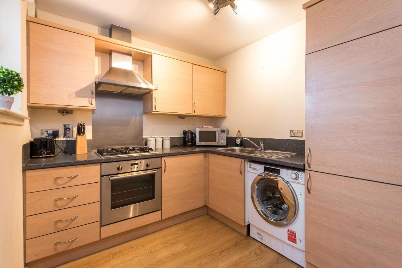 Elegant 2 Bedroom Centre - Free Parking - Private Balcony Apartment *