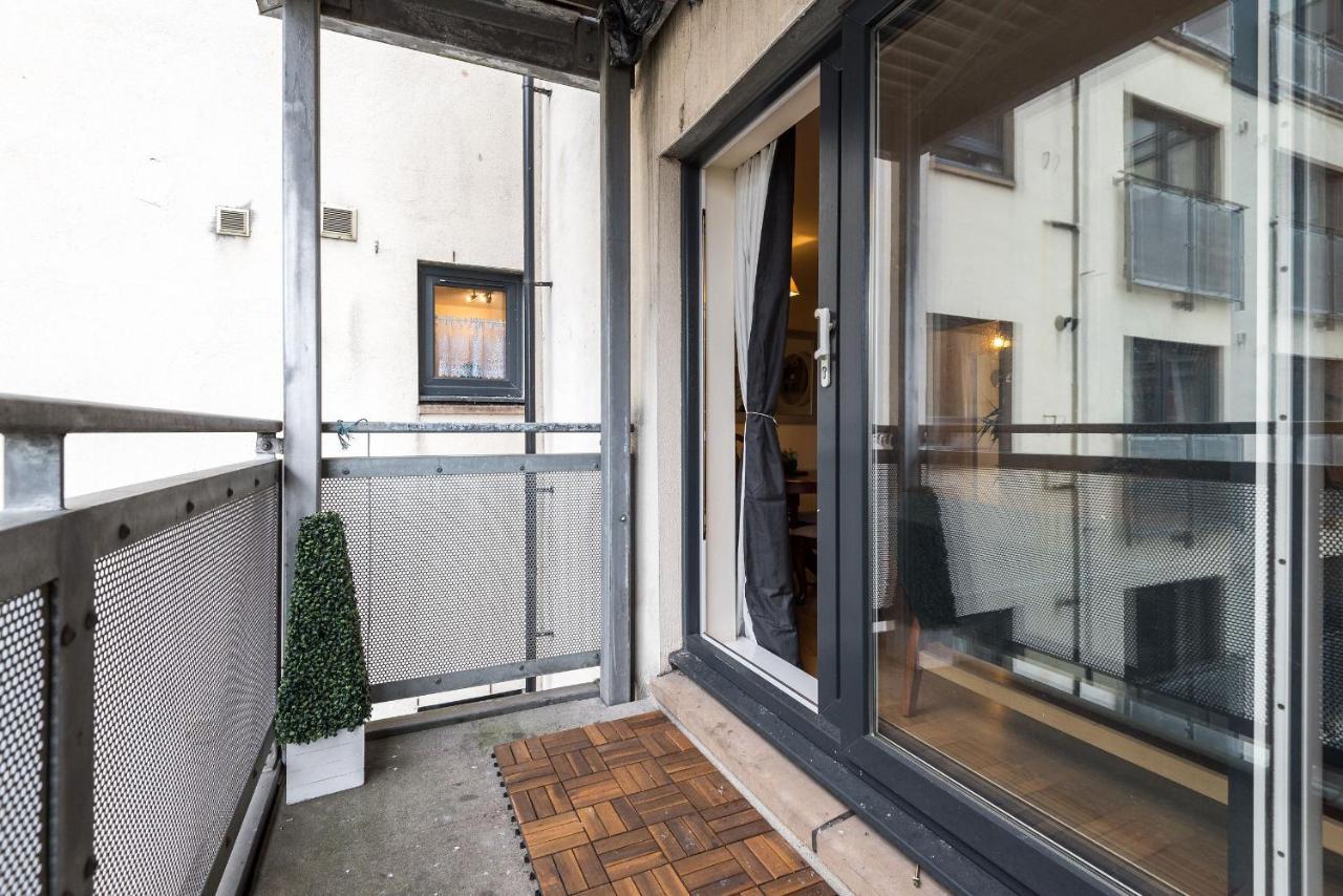 Elegant 2 Bedroom Centre - Free Parking - Private Balcony Apartment