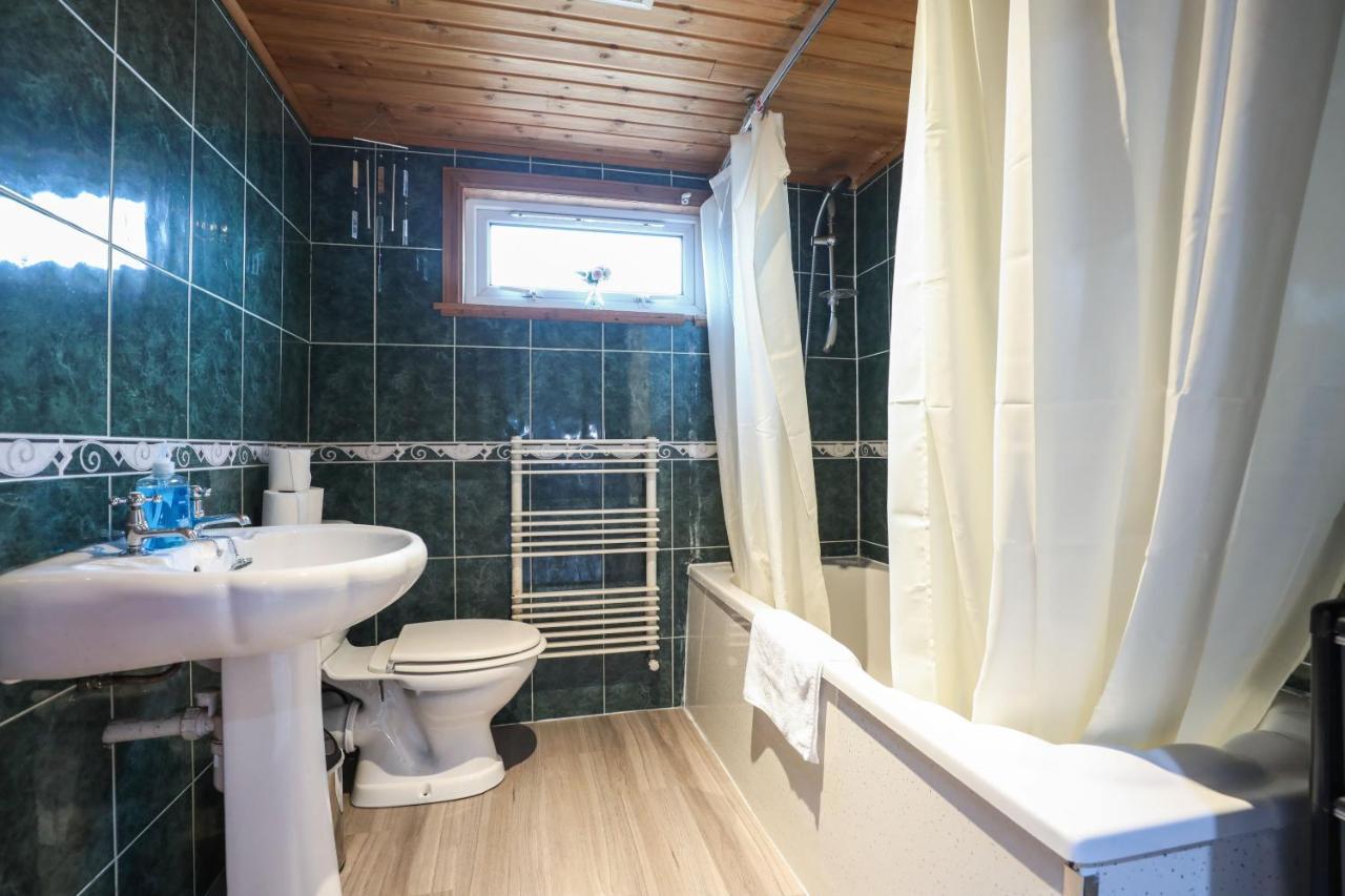 Beautiful 4 Bedroom - Free Parking Holiday home