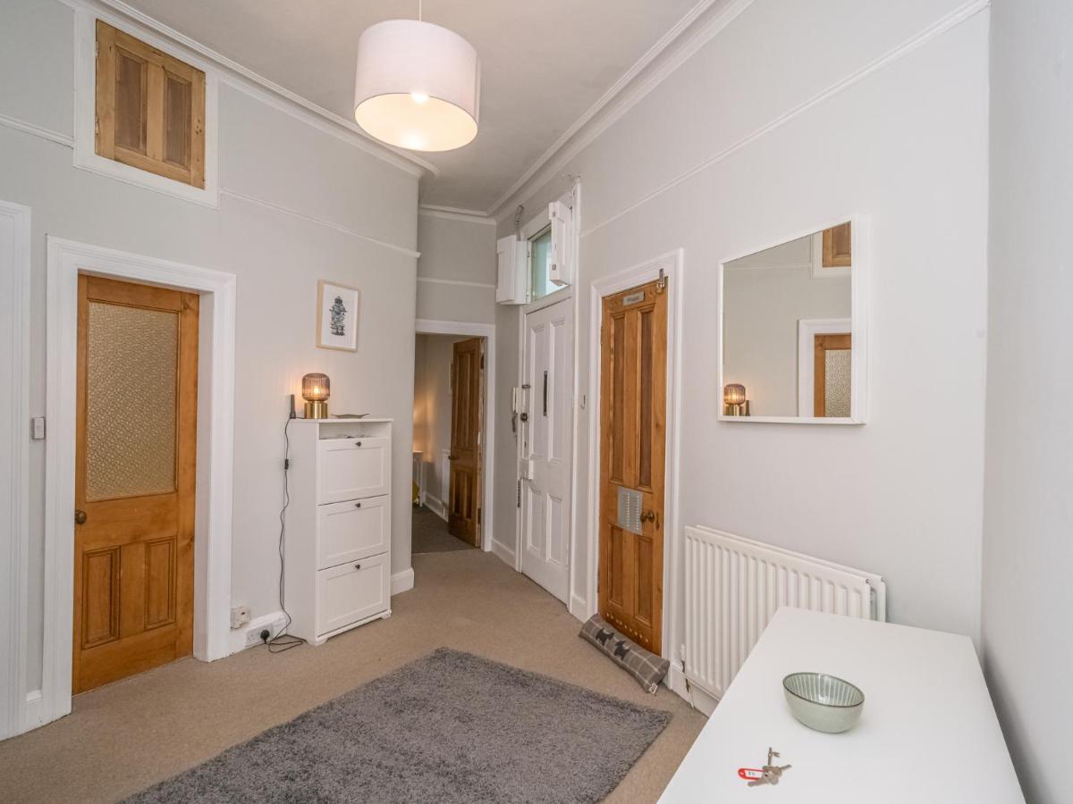 Newly Decorated Spacious 2bed Flat In Chic Area *